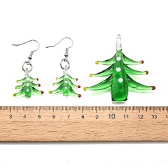 クリスマス手作りランプワークジュエリーセット  ダングルピアスとペンダント  真鍮のピアスフックと丸カン付き  クリスマスツリー  グリーン  ピアス：46mm  ピン：0.6mm  ペンダント：54~58x40~46x11.5mm  穴：5mm&nbsp;SJEW-G076-01P