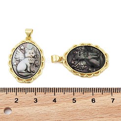 天然の黒リップシェル彫刻猫ペンダント  真鍮のオーバルチャーム  ゴールドカラー  27x19.5x2.5~3.5mm  穴：4x3.5mm&nbsp;KK-S506-04A-G