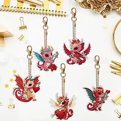 ドラゴンダイヤモンドペインティングペンダントデコレーションキット  アクリル板入り  ペンダント装飾留め金  ビーズチェーン  ラインストーンバッグ  ダイヤモンド付箋  トレープレートと接着剤クレイ  暗赤色  70x50mm&nbsp;PW-WG83859-01