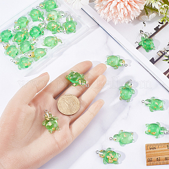 透明樹脂ペンダント30個。  亀のチャーム  ゴールド箔とプラチナトーンの合金ループ付き  芝生の緑  30x20mm&nbsp;RESI-SC0002-72