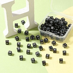 100個の不透明なアクリルビーズ  水平穴  ランダムな頭文字を持つキューブ  ブラック  6x6x6mm  穴：3.5mm&nbsp;SACR-YW0001-55