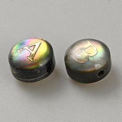 天然の黒いリップシェルのフラットラウンドいビーズと金色のスライスのセット  a～zの文字  8x4.5mm  穴：1mm  26個/セット&nbsp;FIND-WH0170-37A-02