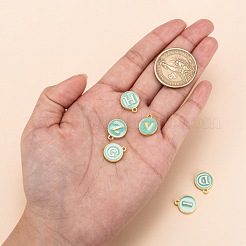 頭文字a〜zアルファベットエナメルチャーム  フラットラウンドディスク両面チャーム  金メッキエナメルスパンコール合金チャーム  ターコイズ  14x12x2mm  穴：1.5mm  26個/セット&nbsp;ENAM-Q437-01
