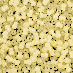 透明な色のガラスシードビーズ  キノコ  ライトカーキ  5.5x4.5mm  穴：1mm  4150個/ポンド&nbsp;SEED-R001-01H