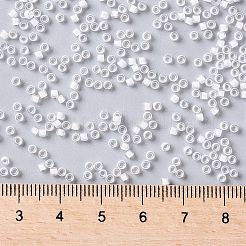 TOHOラウンドシードビーズ  日本製シードビーズ  （981f）白い裏地のクリスタルマット  11/0  2.2mm  穴：0.8mm  約135000個/ポンド&nbsp;SEED-TR11-0981F