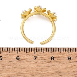 女性用フラワー真鍮オープンカフリング  プラスチックパール付き  ゴールドカラー  8x7.5mm  内径: 調節可能&nbsp;RJEW-G341-01G