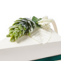ケーキの形をした厚紙の結婚式のお菓子の好意のギフト用の箱  プラスチック製の花とリボン付き  三角形  ホワイト  完成品：9.4x6x6.95cm&nbsp;CON-E026-01A