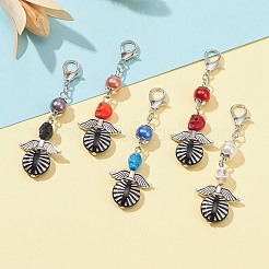 染色合成ターコイズスカルペンダント装飾  フラットラウンドいアクリルビーズと翼のチベットスタイルの合金ビーズ付き  亜鉛合金カニカン  ミックスカラー  63mm&nbsp;HJEW-JM01179