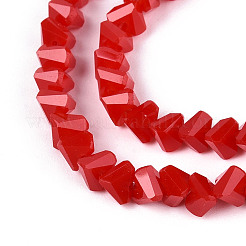 オペークガラスビーズ連売り  三角形  多面カット  レッド  3~3.5x4~4.5x4~4.5mm  穴：0.8mm  約121~131個/連  14.37~15.35インチ（36.5~39cm）&nbsp;GLAA-N019-4mm-02