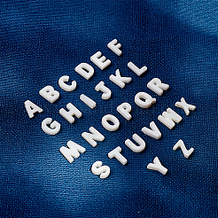 天然淡水シェルビーズ  トップドリルビーズ  アルファベット  a～zの文字  乳白色  10x2.5mm  穴：0.8mm&nbsp;SHEL-PH0001-16