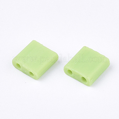 2穴不透明ガラスシードビーズ  艶消し  正方形  薄緑  5x4.5~5.5x2~2.5mm  穴：0.5~0.8mm&nbsp;SEED-S023-23C-05
