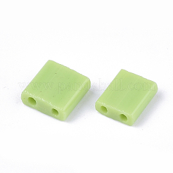 2穴不透明ガラスシードビーズ  正方形  薄緑  5x4.5~5.5x2~2.5mm  穴：0.5~0.8mm&nbsp;SEED-S023-21C-06
