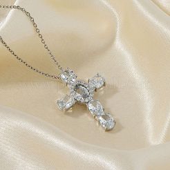 真鍮パヴェキュービックジルコニア宗教クロスペンダントネックレス  女性と男性のための西洋風ジュエリー  プラチナ  透明  15.75インチ（40cm）&nbsp;CU6638-3