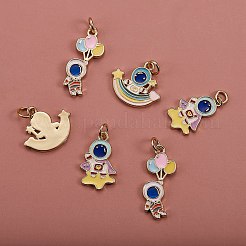6個3スタイル環境にやさしい真鍮エナメルペンダント  丸カン付き  長持ちメッキ  18KGP本金メッキ  宇宙飛行士  ミックスカラー  16~24x10~17.5x1.5~2mm  穴：3.4mm  2個/スタイル&nbsp;KK-SZ0005-15