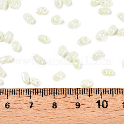不透明色光沢ガラスシードビーズ  染め  2穴  オーバル  ライトゴールデンロッドイエロー  5~6x2.5~3.5x3mm  穴：0.7~0.9mm  約7500個/ポンド&nbsp;SEED-T006-02J
