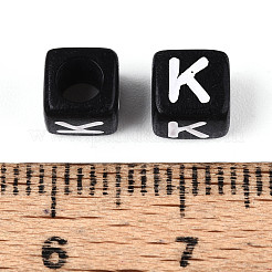 初期のアクリル水平穴ビーズ  キューブ  ブラック  文字k  6x6x6mm  穴：3.5mm  3330個/ 500g&nbsp;OACR-ZX006-35K