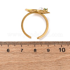 女性用304ステンレススチール調節可能なカフリング  花  イミテーションパールとマイクロパヴェキュービックジルコニア付き  ゴールドカラー  グリーン  花：18x20mm  内径: 調節可能&nbsp;LS-RJEW-B126-05G-01