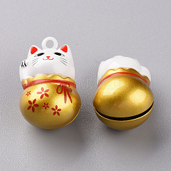 焼き付け塗装の真鍮ベルペンダント  招き猫/招き猫  ゴールデンロッド  26.5x17x16mm  穴：2mm&nbsp;KKB-S002-010E