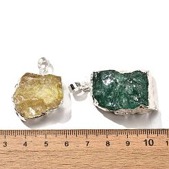 天然染色された原石の水晶ペンダント  ナゲットチャーム  真鍮パーツ  銀色のメッキ  ミックスカラー  21~45x18~39x8~19mm  穴：7x4.5mm&nbsp;G-G895-05S-M