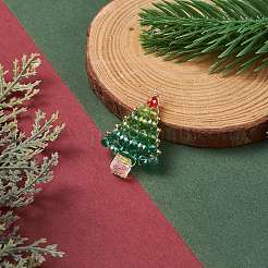 クリスマステーマのガラスシードビーズペンダント  ゴールデン真鍮パーツ  木のチャーム  ミディアムターコイズ  33x21x6mm  穴：2.3mm&nbsp;PALLOY-TA00025