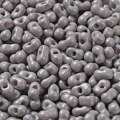 焼付塗装ガラスシードビーズ  ピーナッツ  グレー  5.5~6x3~3.5x3mm  穴：1~1.2mm  約4000個/ポンド&nbsp;SEED-K009-01A-16