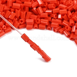 ガラス竹ビーズ  シードビーズ  暗赤色  約3mm長  直径1.8mm  穴：0.6mm  約21000個/袋。 1ポンドのパッケージごとに販売&nbsp;TCSDB25B