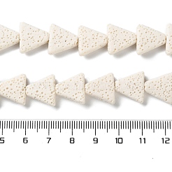 三角形に染めた天然溶岩石ビーズ連売り  ホワイト  13x14x5mm  穴：1.2mm  約31個/連  15.35''（39センチメートル）&nbsp;G-O126-04A-02