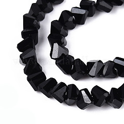 オペークガラスビーズ連売り  三角形  多面カット  ブラック  3~3.5x4~4.5x4~4.5mm  穴：0.8mm  約121~131個/連  14.37~15.35インチ（36.5~39cm）&nbsp;X-GLAA-N019-4mm-01