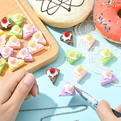 30 個 5 色不透明樹脂模造食品ペンダント  三角イチゴケーキチャーム  プラチナトーンの鉄ループ付き  ミックスカラー  27.5x21.5x19.5mm  穴：2mm  6個/カラー&nbsp;RESI-CJ0003-45