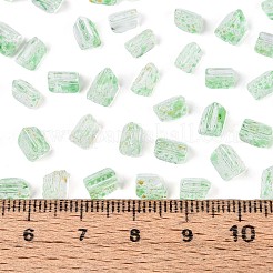 透明なスプレー塗装ガラスシードビーズ  三角形  薄緑  6x5x4.3mm  穴：1.2mm  約2368個/ポンド&nbsp;SEED-L011-10A-15