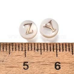 26個 26スタイルの天然ホワイトシェルディスクビーズ、真鍮スライス付き  a～zの文字  ゴールドカラー  乳白色  5.5x4mm  穴：0.9mm  1個/スタイル&nbsp;BSHE-Z008-10
