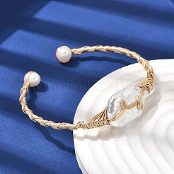 真鍮ワイヤーで巻かれた天然バロックパールのカフバングル（女性用）  ラックめっき  長持ちメッキ  ゴールドカラー  内径：2.36インチ（6cm）&nbsp;BJEW-D453-02G