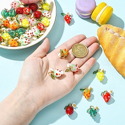 5個の手作りランプワークペンダント  イチゴのチャーム  アクリルと樹脂の模造真珠の葉と真鍮の金具付き  ゴールドカラー  ターコイズ  25mm&nbsp;PALLOY-YW00108-07A