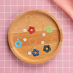 8色の花のアクリルと合金のエナメルチャームキーホルダー8個。  黄金の鉄のパーツと  キーホルダー車のキーバッグペンダント装飾  ミックスカラー  7cm&nbsp;KEYC-PH01511
