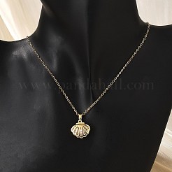 真鍮マイクロパヴェキュービックジルコニアシェルシェイプペンダントネックレス（女性用）  304ステンレススチールチェーンとプラスチック模造真珠付き  イオンプレーティング（ip）  ゴールドカラー  15.87インチ（40.3cm）&nbsp;NJEW-S448-10G