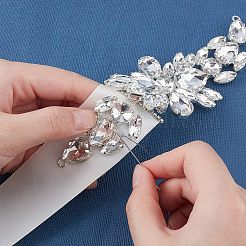 真鍮ラインストーン縫製装飾1個  結婚式のテーマ  ドレスシューズ衣服装飾  花  銀  180x49x10mm  穴：4mm&nbsp;DIY-FG0002-44