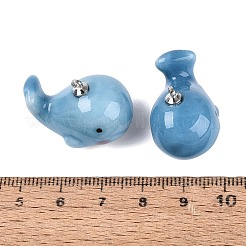 手作りの磁器のペンダント  クジラのチャーム  真鍮のループを有します  手描き  ファミーユは磁器バラ  プラチナ  空色  19~19.5x25~26x16.5~17mm  穴：1.6mm&nbsp;PORC-N013-17B