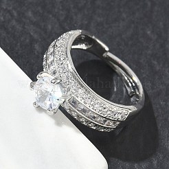 ラウンドキュービックジルコニアを中央に、バゲットカットのアクセントをあしらった、女性向けの調節可能な真鍮製指輪  長持ちメッキ  プラチナ  ラウンド：8x6mm  内径：17mm&nbsp;CU-CBA7E55-16P