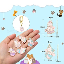 20個4スタイルアロイエナメルペンダント  ゴールドカラー  太鼓とボールのチャームが付いた猫  ミックスカラー  33x22.5~24x1mm  穴：1.8mm  5個/スタイル&nbsp;ENAM-CJ0004-98