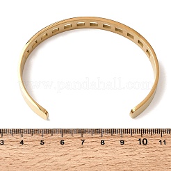 女性用304ステンレススチール製カットアウトカフバングル  スコアー  イオンプレーティング（ip）  長持ちメッキ  ゴールドカラー  内径：2.66x1.79インチ（6.75x4.55cm）&nbsp;BJEW-H644-11G
