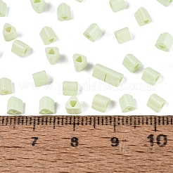 Fgbベーキングペイントガラスシードビーズ  三角形  三角穴  淡緑色  3.5x3.5x3.5mm  穴：1.2~1.4mm  約7250個/ポンド&nbsp;SEED-Q040-09A-10