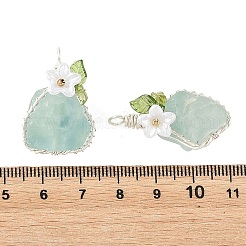 銅線で包まれた天然グリーンフローライトのペンダント  白いアクリルフラワーが付いたナゲットチャーム  銀  28~32.5x14~19x13~14.5mm  穴：3.5mm&nbsp;PALLOY-TA00434