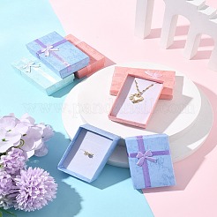 12色の厚紙紙ネックレスボックス3個  ネックレスギフトケース、内側にスポンジとちょう結び付き  長方形  ミックスカラー  5.2x8.2x3cm  4個/カラー&nbsp;CON-FS0001-18