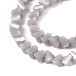 オペークガラスビーズ連売り  三角形  多面カット  ライトグレー  3~3.5x4~4.5x4~4.5mm  穴：0.8mm  約121~131個/連  14.37~15.35インチ（36.5~39cm）&nbsp;GLAA-N019-4mm-21
