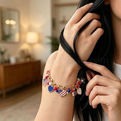 独立記念日 合金エナメル マルチハートチャームブレスレット（女性用）  ブルー  白と赤  ゴールドカラー  7.09インチ（18cm）&nbsp;WG830B1-01
