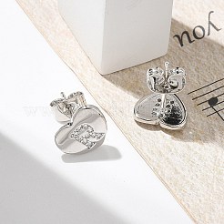 ラックメッキ真鍮マイクロパヴェクリアキュービックジルコニアスタッドピアス  ハート  文字r  8.5x9.5mm&nbsp;EJEW-K299-01P-R