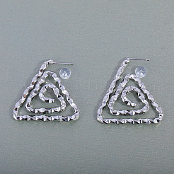 三角形の螺旋模様の真鍮スタッドピアス  プラチナ  33x33.8mm&nbsp;FT5549