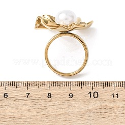 不透明アクリル模造真珠の指輪  304ステンレススチール製金具付き  イオンプレーティング（ip）  18KGP本金メッキ  花  内径：17mm  表面：25x28mm&nbsp;RJEW-P177-03A-G