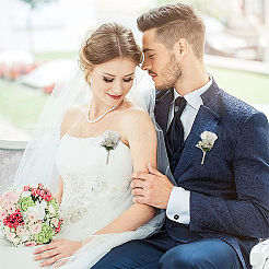 ラインストーンと布のバラの花ブートニアブローチ  結婚披露宴用の鉄の襟章  リネン  110x57x43mm  ピン：0.7mm。&nbsp;AJEW-WH0258-294C