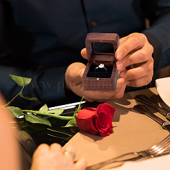 角材リング収納ボックス  フリップカバーケース  クリアウィンドウとマグネットクラスプ付き  結婚式のための  提案  バレンタインデー  ココナッツブラウン  5.5x5.5x3.75cm  内径：4.2x4.2cm  窓：3.7x3.7cm&nbsp;CON-WH0087-52A